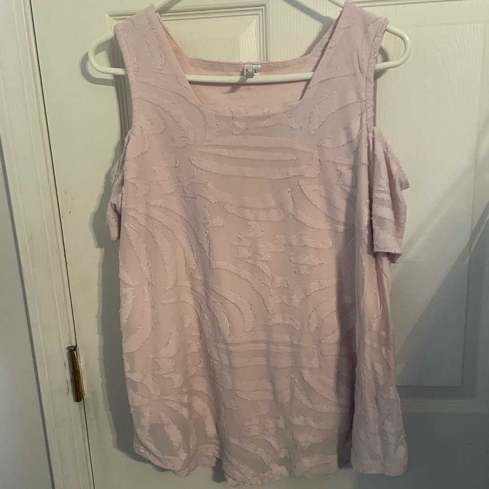 Beautiful light pink top. Size large. - Picture 5 of 6
